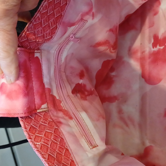 Pink oversized tote with snap strap closure and inside zipper compartment - Picture 5 of 5